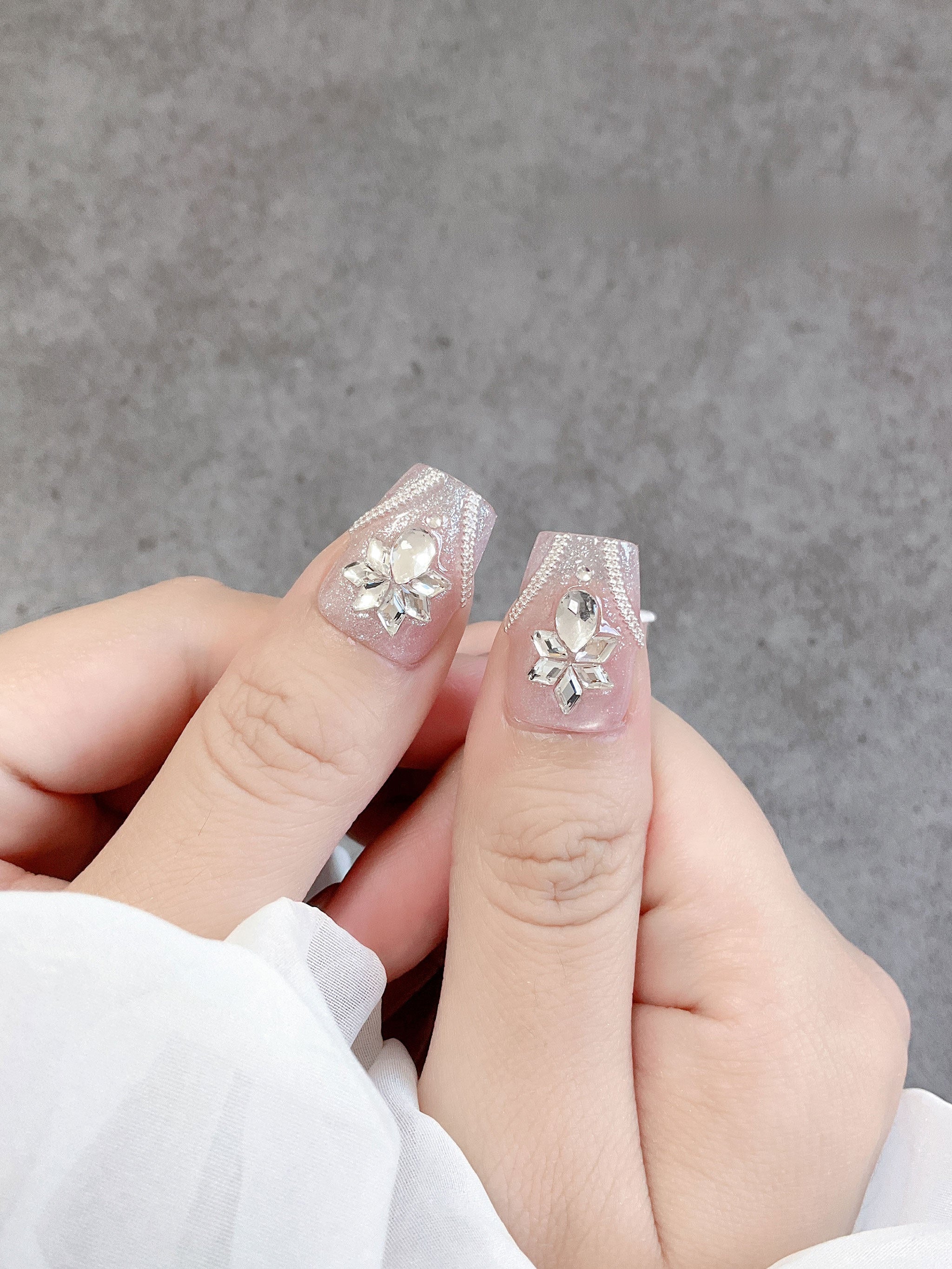 Luxurious and Exquisite Bridal Nails